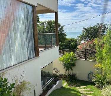 Iriri House | Casa com mezanino, de frente para o mar