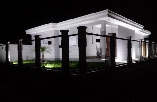 Balneario Gaivota House | Casa com piscina a uma quadra do mar, wi-fi