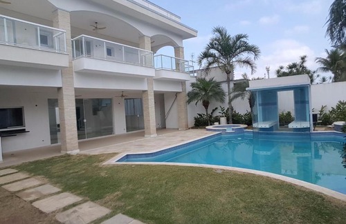 Jardim Virginia House | Casa com piscina a 150m da praia da Enseada