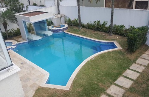 Jardim Virginia House | Casa com piscina a 150m da praia da Enseada