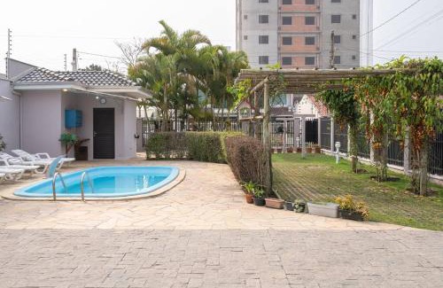 Itacolomi House | Casa Completa com Piscina Churrasqueira Sinuca Wi-Fi e Garagem para 4 Carros a 350m da Praia Acomoda 12 Pessoas, 4 Quartos com Ar-Condicionado