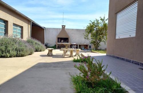 Villa General Savio Est Sanchez House | Casa con parque, parrilla y garage para vehículo.