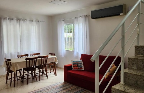 Rio das Ostras House | Casa confortável pertinho da praia com garagem e quintal