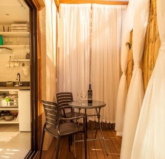 Juquehy House | Casa d'Aroeira Residencial Boutique - Centro de Juqueí - 2 quadras do mar - Serviço de Praia - Roupa de Cama 600 fios algodão Egípcio - Toalhas Banho e Praia - Tudo Novo - Estacionamento Interno - Cozinha - Consulte unidades com Ofurô Hidro e Cromoterapia