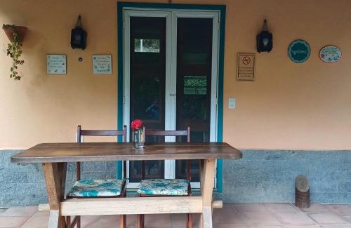 Araras House | Casa das flores - Paraiso no Vale das Videiras, com natureza, canto dos pássaros e perto do centrinho