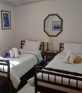 Araras House | Casa das flores - Paraiso no Vale das Videiras, com natureza, canto dos pássaros e perto do centrinho