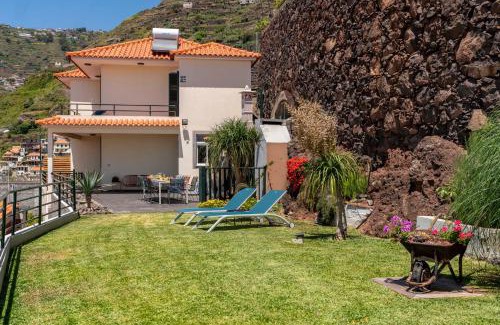 Camara de Lobos House | Casa das Maravilhas by An Island Apart