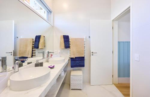 Tenorio House | “Casa de alto padrão com ampla vista para o mar.”