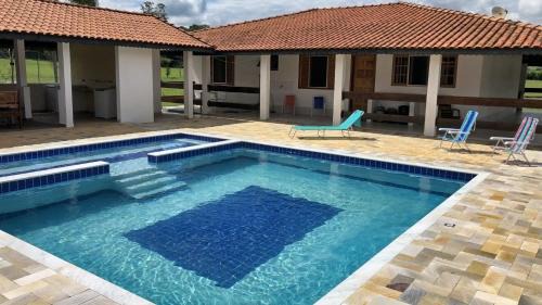 Quadra House | Casa de Campo com Piscina e Churrasqueira