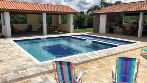 Quadra House | Casa de Campo com Piscina e Churrasqueira