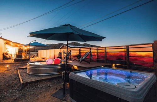 Joshua Tree House | Casa De Colores w/Arcade, hot tub + more - J Treenn