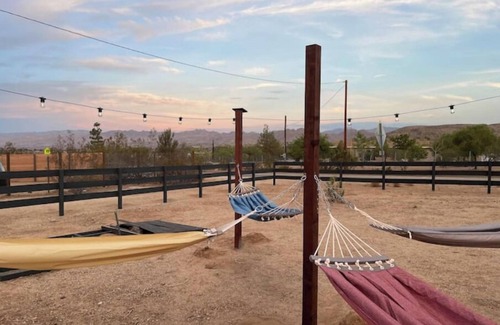 Joshua Tree House | Casa De Colores w/Arcade, hot tub + more - J Treenn