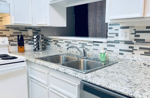 Royal Crest Rancheros Apartment | Casa de Harmon 7 min to Strip/Airport w/2 master bed