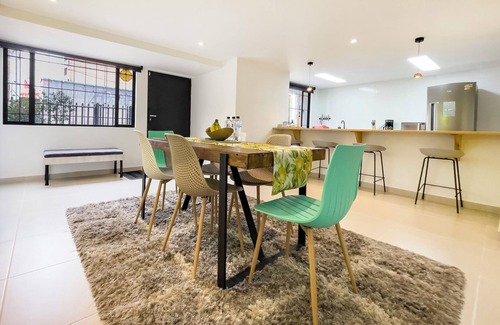 Calle 100 House | ♛Casa de Heroes. Artsy & Authentic nearby Zona T♛n