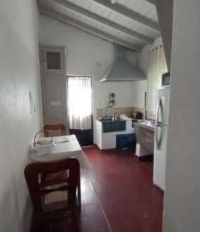 Muniz House | Casa de Huéspedes Muñiz sobre parque de 1000m2, 1 dormitorio, 20m2 cubiertos, baño con ducha, pileta cilíndrica de 3x076