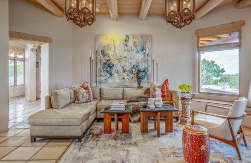 La Tierra House | Casa de las Vistas | Stunning Mountain Views | Designer Decor | MONTHLY