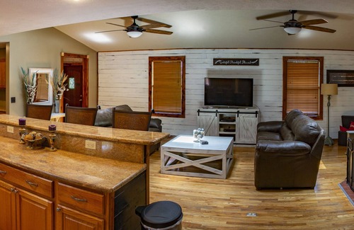 Gamaliel House | Casa DeBeers at Gamaliel Beautiful Log Home Resort style Pool, Lake Norfork