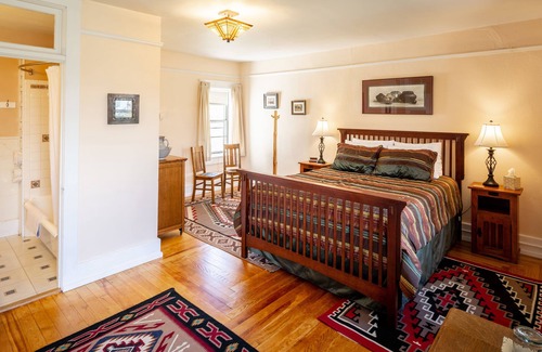 Cimarron Bed & Breakfast | Casa del Gavilan Historic Inn