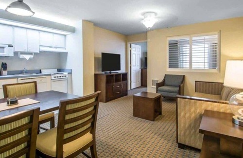 Ormond Shores Condo | Casa Del Mar Beach Resort- studio streetside