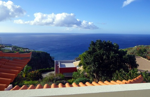Estreito da Calheta House | 'Casa do Gabriel' spacious Madeirian villa with private garden and ocean view