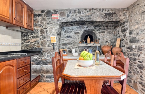 Arco da Calheta Cottage | Casa do Pombal, a Home in Madeira