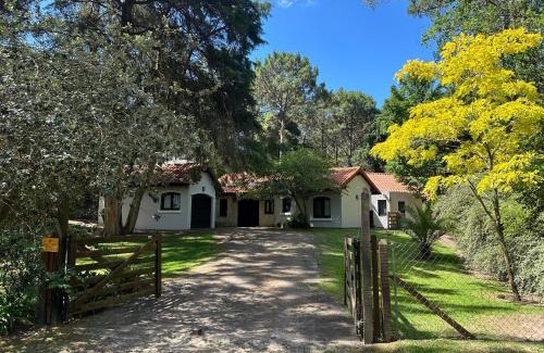 Carilo House | Casa en Carilo con Pileta, Quincho y Parque Cercado para 8 Personas