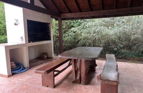 Carilo House | Casa en Carilo con Pileta, Quincho y Parque Cercado para 8 Personas