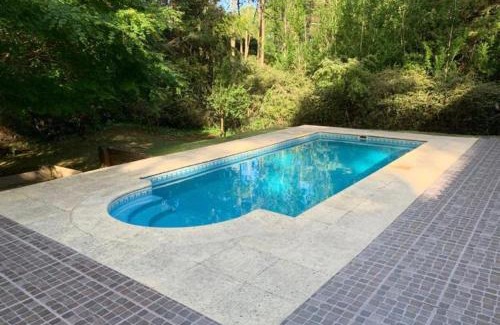 Carilo House | Casa en Carilo con Pileta, Quincho y Parque Cercado para 8 Personas