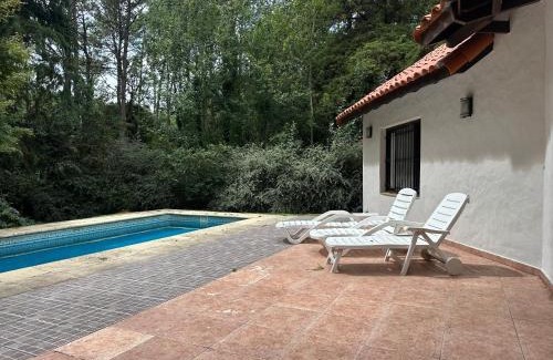 Carilo House | Casa en Carilo con Pileta, Quincho y Parque Cercado para 8 Personas