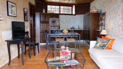 Arico House | Casa en finca de uva con piscina privada, cubierta y climatizada