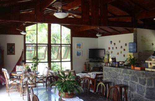 Morada da Praia House | Casa Enorme para 12 pessoas, 4 suites e um fundo com 18mil metros de mata e um pier no rio que sai para o mar-Internet 100MB