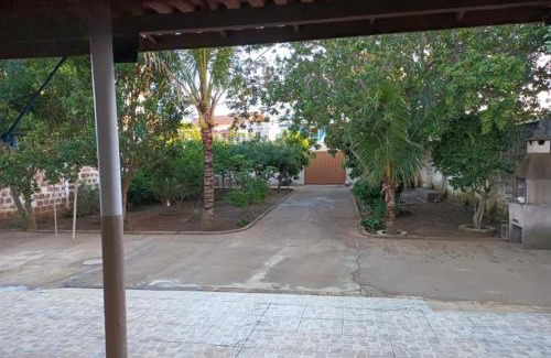 Castanheira House | Casa Espaçosa com 3 Suítes, Jardim e Hidromassagem Privativa