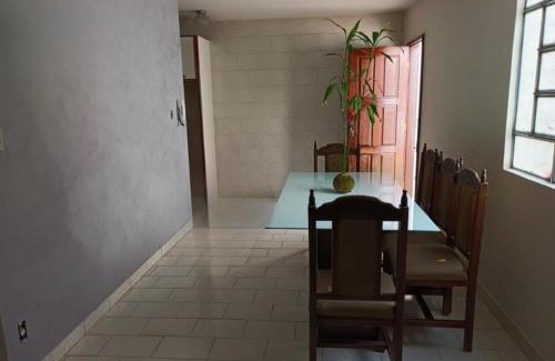 Castanheira House | Casa Espaçosa com 3 Suítes, Jardim e Hidromassagem Privativa