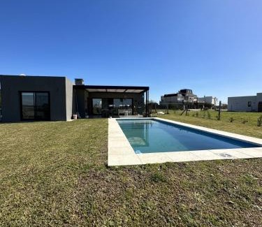 Zelaya House | Casa familiar a la laguna en San Sebastian, Escobar, 3 dormitorios, jardín, pileta, parrilla y canoas