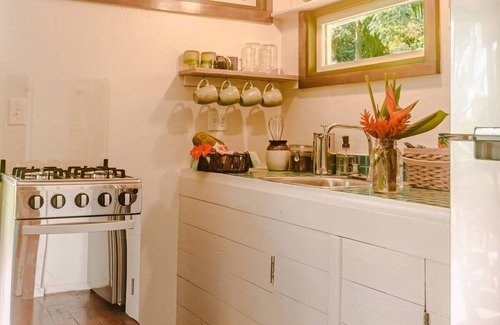 Isla Solarte House | Casa Florecer- bungalow at the edge of the sea