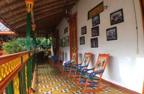 Quebrada Guadalejo House | Casa Guayaquil en el Parque Principal Cauca Viejo