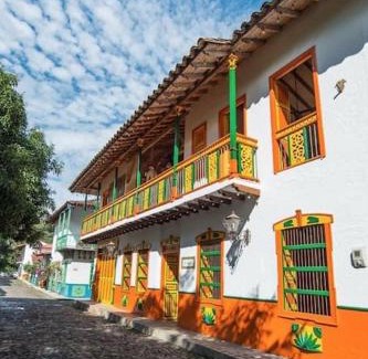 Quebrada Guadalejo House | Casa Guayaquil en el Parque Principal Cauca Viejo