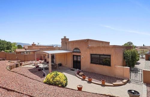 Taylor Ranch House | Casa Herradura Near Petroglyphs