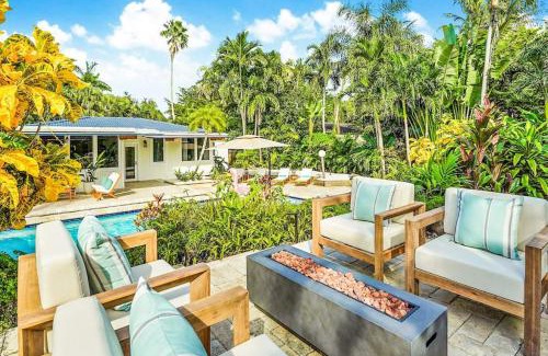 Biscayne Park House | Casa in Tropic Paradise with Pool, BBQ and Firepit
