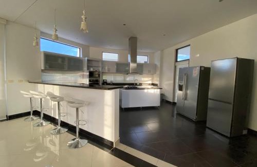 Girardot House | Casa Lagos del Peñon