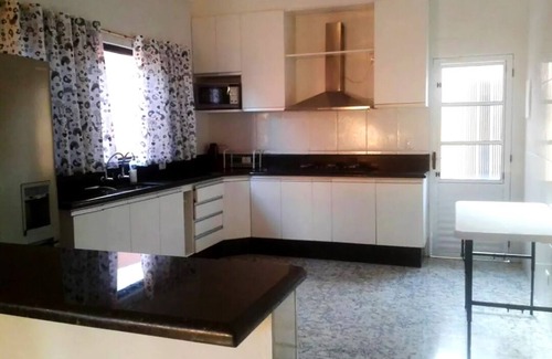 Jardim Santa Tereza House | Casa linda com Piscina e Jogos, pertinho da Praia