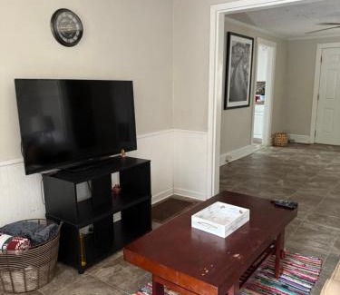 Raeford House | Casa Minimal Cottage Pet Friendly with Fenced Yard