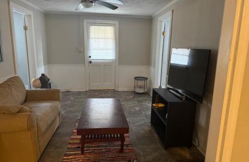 Raeford House | Casa Minimal Cottage Pet Friendly with Fenced Yard