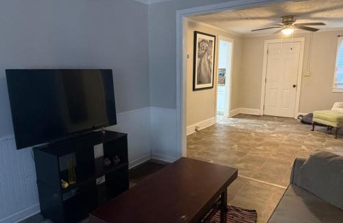 Raeford House | Casa Minimal Cottage Pet Friendly with Fenced Yard