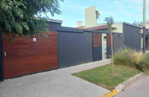 San Nicolas de los Arroyos House | Casa moderna y amplia con patio y cochera techada
