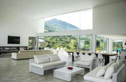 Titiribi Villa | Casa Moderna en Parcelación La Siria