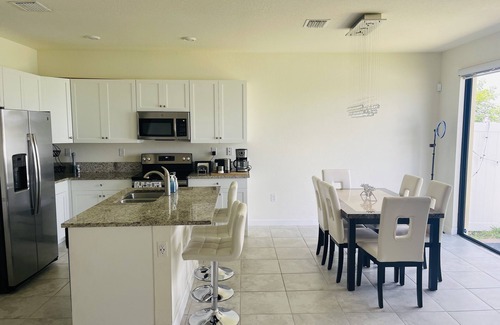 Miami Lakes House | Casa moderna con vista al lago, ubicacion central