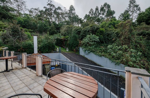 Santana House | Casa Os Manos - Mountain Lodge Hotel /w Luxury Interior