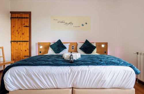 Santana House | Casa Os Manos - Mountain Lodge Hotel /w Luxury Interior