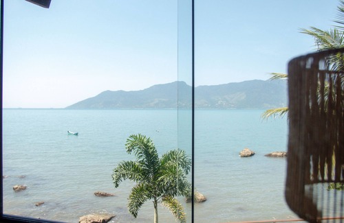 Prainha House | Casa Pé na Areia em frente à Ilhabela